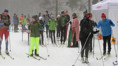 Nicht immer herrscht Hochbetrieb am Kreuzstein. Immer wieder kommt am Sonntag aber "ein ganzer Schwung" Skilangläufer vorbei.	 Bilder: nm (3)