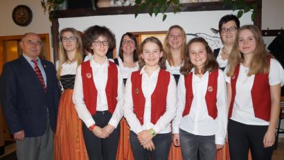 Im Bild die Nachwuchsmusikantinnen, die die D1-Prüfung absolviert haben: (vorne von links) Anna Köppl, Emelie Ziesch, Anika Meier und Leonie Reng. In der hinteren Reihe (von links) Josef Ferstl, Sabrina Prey (Ehrennadel in Bronze), Ines Ludwig und Katrin Lang (Ehrennadel in Silber) und die Vorsitzende Diana Raab.