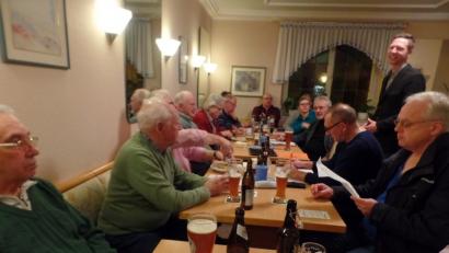 Die Monatsversammlung der Freien Wähler in "Gerda's Gaststube" bot dem Direktkandidaten der "Freien" um ein Landtagsmandat, Florian Wiedemann (stehend), Gelegenheit, sich und seine Ziele vorzustellen. 	Bild: br