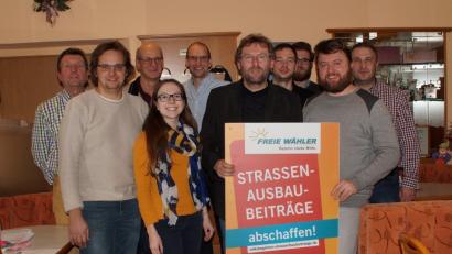 Die Freien Wähler Kemnath um Vorsitzenden Hermann Schraml (vorne, Zweiter von rechts) sammeln am Samstag Stimmen für ein Volksbegehren.

	Bild: kaz