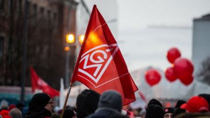 In ganz Deutschland streiken am Freitag Metaller bei den Autozulieferern. 	Bild: Lino Mirgeler/dpa