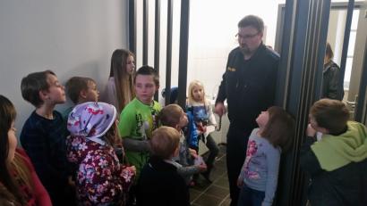 Polizeihauptmeister Carsten Landgraf führte die Buben und Mädchen der Kinderfeuerwehren Kemnath und Kötzersdorf durch die Kemnather Polizeiinspektion. Dabei gab es auch einen Einblick, wie es hinter Gittern so aussieht. 	Bild: mde