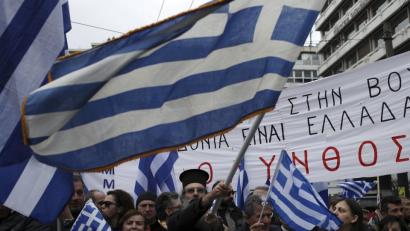 Bei der Großkundgebung in Athen meldeten am Sonntag Demonstranten griechische Alleinrechte auf den Namen Mazedonien an.	Bild: Yorgos Karahalis/dpa