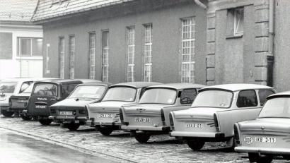 Ein Bild vom 6. November 1989: Wie hier vor der Leopoldkaserne reihen sich im Stadtgebiet die Trabis aneinander. 	Bilder: Reiner Fröhlich (2)