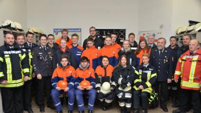 Im Oberlinder Feuerwehrhaus absolvieren 15 Nachwuchskräfte die Prüfung des Basismoduls II. Kreisbrandmeister Markus Kindl (Vierter von links) leitet den Lehrgang. 	Bild: dob