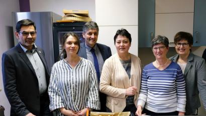 Zur Inbetriebnahme der Kücheneinrichtung dankte das Team den Gästen mit Pizzaschnitten. Unser Bild zeigt von links Rektor Thomas Schmidt, Carmen Nickl, Bürgermeister Edgar Knobloch, Küchenchefin Maria Roder, Inge Dietl und gfi-Koordinatorin Marina Weiß. 	Bild: do