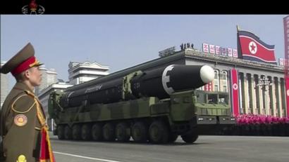 Das Standbild aus einem Video, herausgegeben von staatlichen Stellen in Nordkorea, zeigt die Militärparade in Pjöngjang.	Bild KRT/dpa