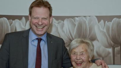 Bürgermeister Alwin Märkl (links) gratuliert Jubilarin Rosa Schwarz (rechts). 	Bild: gef