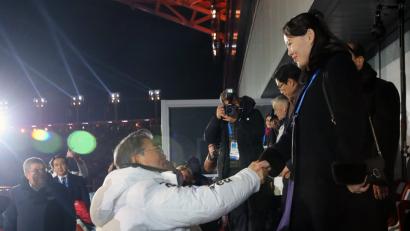 Handschlag bei Eröffnung der Spiele: Südkoreas Präsident Moon Jae In (links) und Kim Yo Jong, Schwester des nordkoreanischen Machthabers Kim Jong Un.	Bild: YNA/dpa