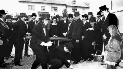 "Ein heiteres Begräbnis gönnten die Matadoren der Narrhalla dem Geldbeutel, der wirklich restlos geleert im Baugrubensand eingebettet wurde", heißt es im Artikel von 1998.	Archivbild: hi