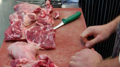 Im Praxiskurs Lammfleisch lernen die Teilnehmer unter anderem, wie sie das Tier fachgerecht zerlegen und die Knochen leicht auslösen können.