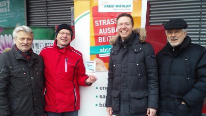 Über 400 Unterschriften gegen Strabs wurden beim Info-Stand der Freien Wähler gesammelt. Vorsitzender Hans Schmid (von rechts), Direktkandidat Florian Wiedemann, Klaus Pühl und Gemeinderat Franz Schmidt.	Bild: br