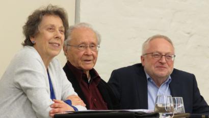 Johannes Bauer (rechts) vom Forum Falkenberg bedankt sich am Ende herzlich bei Dorothea Woiczechowski und Alexander Fried für den eindrucksvollen Vortrag.