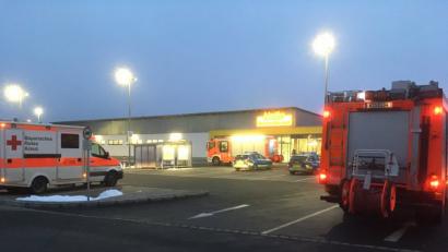 Bild: Gustl Beer
Schon von weitem waren die Rettungswagen am Samstag vor dem Netto-Markt am Hammerweg zu sehen. Ersten Meldungen zufolge wurde ein Brand vermutet.