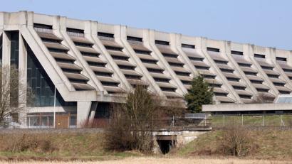 Mit der Glaskathedrale in Amberg setzte Walter Gropius einst industriearchitektonische Maßstäbe, auch wenn er deren Fertigstellung nicht mehr erlebte. Das Kulturreferat will den in Fachkreisen höchstgelobten Bau mehr ins Blickfeld der Öffentlichkeit rücken und an seinen Erbauer erinnern - exakt 50 Jahre nach dessen Tod.	Bild: Steinbacher
