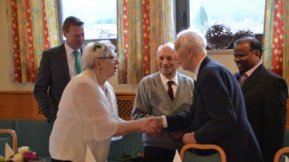 Dem Ehepaar Maria und Herbert Schlosser (Mitte) gratulieren zur diamantenen Hochzeit Bürgermeister Alwin Märkl (links), Pfarrer Hans Hammer (vorn rechts) und Pfarrer Moses Gudapati (rechts). 	Bild: gef