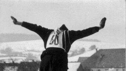 Ab geht es ins Tal: Im Februar 1954 wurde die Freudenberger Skisprungschanze eröffnet. 1967 musste sie jedoch wegen statischer Mängel wieder abgerissen werden. 	Bild: AZ-Archiv