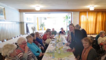 "Ich möchte in Kemnath - für Sie völlig kostenlos - ein großes Netzwerk für Ihre Anliegen aufbauen", versprach Stefanie Baier (stehend) den Senioren im Kormannsaal. 

	Bild: jzk