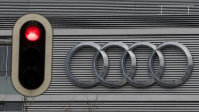 Eine Ampel steht vor der Firmenzentrale von Audi in Ingolstadt auf Rot. 	Archivbild: Armin Weigel/dpa