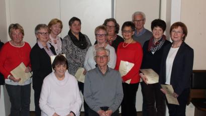 Stolz auf die geleistete Arbeit der vergangenen Jahre sind die Vorsitzenden Irmgard Buschhausen und Bernhard Saurenbach (sitzend). Sie ehren die Mitglieder (von links) Irene Wasenbelz, Margit Höser, Christine Wassner, Theresa Leidig, Helga Baumer, Gabi Klee, Martha Strobl, Günter Wasenbelz, Sieglinde Kraus und Renate Rölz.	Bild: dwi