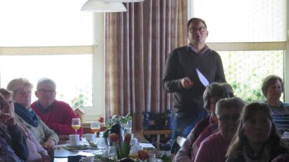 "Ein Hochbeet zu bauen, ist gar nicht schwer", meinte Kreisfachberater Harald Schlöger (stehend) beim Bauernverbands-Brunch.	 Bild: jzk