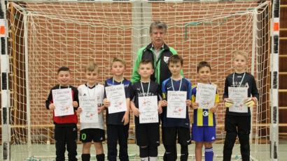Gesamtjugendleiter Jakob Scharf gratulierte den Siegermannschaften beim "GFE-Cup".	Bild: sja
