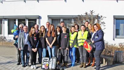Mit den neuen Einsatzrucksäcken sind das Gymnasium Eschenbach und die Grund- und Mittelschule Grafenwöhr nun noch besser ausgerüstet.	Bild: jma