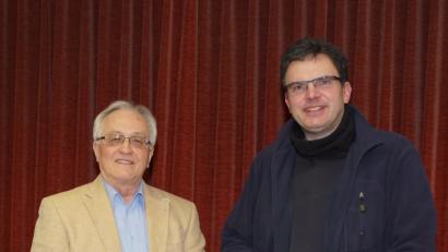 Pfarrer Wolfgang Dietz (rechts) dankte Referent Franz Spichtinger für sein Engagement in der Katholischen Erwachsenenbildung.	Bild: mmj