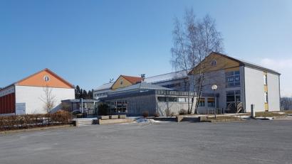 Die Grundschule Tännesberg wird noch mit teurem Strom beheizt. Jetzt soll auf eine kostengünstigere Lösung umgestellt werden.	Bild: gi