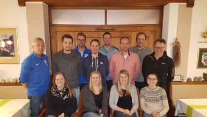 Stehend von links: Spartenleiter Jürgen Drahota, Daniel Meindl, Manuel Röhrer, 2. Spartenleiter René Kutschenreiter, Florian Kühn, Jugendleiter Christian Stöcklmeier, Mario Gurdan, Kassier Gerd Egelseer. Sitzend von links: Nadja Heinl, 3. Spartenleiterin Nicole Wagner, Sonja Schinhammer, Viola Dietrich.

	Bild: kok
