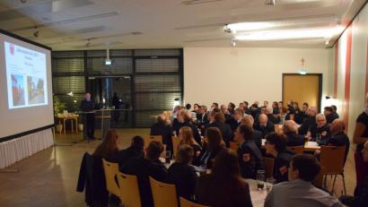 Bei der Jahreshauptversammlung im Foyer der Kemnather Mehrzweckhalle zog Kommandant Peter Denz seine Bilanz für das Jahr 2017. Gestaltet wurden die Vorträge hierbei erstmalig durch Bildschirmpräsentationen, welche mit Fakten und Bildern versehen waren.