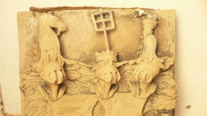 Gut erhalten ist der jahrhundertealte, vom Thurndorfer Schloss stammende Wappenstein. Ein Restaurator soll nun den feinen Sandstein säubern, anschließend soll der Stein mittels einer Konstruktion aus Metall mit vorgesetzter Glasscheibe am Osteingang des Friedhofes einen neuen Platz finden.	Bild: lep