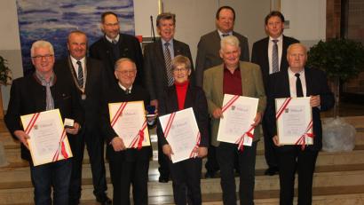 Die Bürgermedaille ging an (vorne von links) Erhard Obendorfer, Josef Böhm, Brigitte Bauer-Schimmer, Johann Schmidl und Emil Mattausch. 	Bild: ral