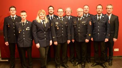 Bürgermeister Werner Nickl, zweiter Kommandant Alfred Vogel und Kommandant Peter Denz (von rechts) sind stolz auf die Leistungen der Aktiven. Bastian Götz (von links) trat der Wehr als Aktiver bei. Stefan Lehner und Tina Fischer leisten seit 10 Jahren, Thomas Kreuzer und Florian Braunreuther (von links) seit 20 Jahren aktiven Dienst, 40 Jahre bei Robert Treitl und Otto Braunreuther. 	Bild: mde