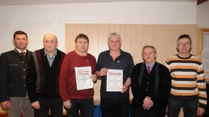 Bürgermeister Rainer Rewitzer und Vorsitzender Johann Neuber (von links) danken Wolfgang Janker (Dritter von links) und Franz Schneider (Vierter von links) für die langjährige Treue. Auch Schriftführer Josef Schneider und zweiter Vorsitzender Erich Janda (von rechts) gratulieren.	Bild: bey