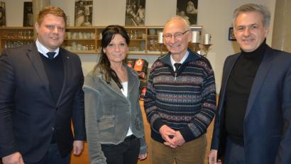 An der Spitze des Fördervereins "Museumslandschaft Mitterteich" steht jetzt Marion Papsch, neuer Kassenprüfer ist Reinhold Csakli (Zweiter von rechts). Stellvertretender Vereinsvorsitzender Stefan Grillmeier (links) und Bürgermeister Roland Grillmeier gratulierten.	Bild: jr
