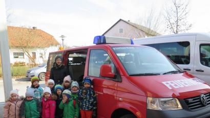 Alle einsteigen! Das lassen sich die Kinder nicht zweimal sagen, immerhin geht es mit dem Feuerwehr-Auto in den Kindergarten und in die Schule.	Bild: Josef Zaglmann