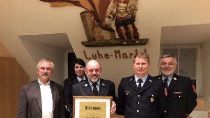 Christoph Hösl (Dritter von links) ist neuer Ehrenvorsitzender. Bürgermeister Karl-Heinz Preißer (von links), zweite Vorsitzende Christina Gruber, Vorsitzender Stefan Gläßer und Kreisbrandinspektor Uli Kraus gratulieren.	 Bild: mld