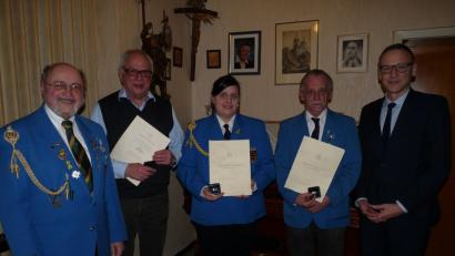 Für ihre langjährige Sammlertätigkeit ehrte die Artillerie- und Reservistenvereinigung Siegfried Bayer (Zweiter von links), Katja Jakobi und Wolfgang Filchner (Zweiter von rechts). Bürgermeister Bernd Sommer (rechts) und Bruno Salomon (links) gratulierten. 	Bild: flm