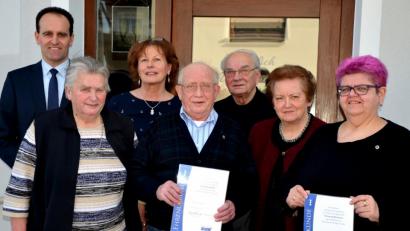 Die Geehrten werden vom Vorstand des VdK-Ortsverbands Edelsfeld, der Kreisverbandsvorsitzenden Marianne Kies-Baldasty (Zweite von rechts) und Bürgermeister Hans-Jürgen Strehl (links) zu ihrer langjährigen VdK-Treue beglückwünscht. 	Bild: aja