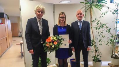 Aufsichtsratsvorsitzender Landrat Wolfgang Lippert (links) und Geschäftsführer Bernd Büsching gratulieren Luisa Schedl zu ihrer guten Abschlussprüfung. 	Bild: exb