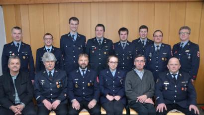 Ernst Kraus (vorne, Zweiter von rechts) ist seit 50 Jahren bei der Feuerwehr. Albert Burger und Martin Frischholz (vorne, Zweiter und Dritter von links) unterstützen seit 40 Jahren die Rettungskräfte. 	Bild: dob