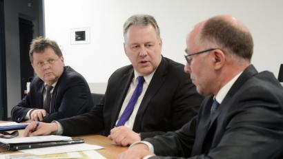 Dr. Hannes Keller (von links), Geschäftsführer des Bayerischen Landkreistags, Richard Reisinger, Landrat von Amberg-Sulzbach, und Albert Nickl, stellvertretender Landrat von Neustadt/WN, diskutieren beim Treffen der Oberpfälzer Landräte in Weiherhammer. 	Bild: Schönberger