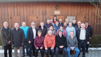Bewährte und neu motivierte Mitglieder unterstützen die wiedergewählte OWV-Führungsriege um Vorsitzenden Josef Frischmann, Stellvertreter Dominik Brenner, Schriftführer Manfred Stahl und Kassiererin Evelin Gerber (vorne, von rechts).	Bild: gz