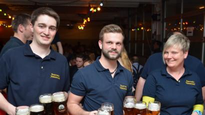 Die Helfer der Stützpunktwehr schenken am Samstag den süffigen Fastentrunk beim 38. Starkbierfest in die Krüge.