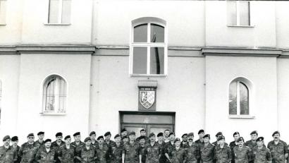 Im Jahr 1979 (Bild oben) verschwendete niemand einen Gedanken daran, die Amberger Militärgeschichte könnte einmal zu Ende sein. Am 14. Oktober 1994 (Bild unten) gab es mit dem letzten Gruppenbild vor dem Stabsgebäude der Panzerkompanie 12 "Oberpfalz" einen Vorgeschmack darauf. Bild: Heider/Steinbacher