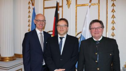 Der Staatssekretär im Innenministerium, Gerhard Eck (r.), führte den neuen Regierungsvizepräsidenten Christoph Reichert (M.) in sein Amt ein und dankte dessen Vorgänger, Walter Jonas. 	Bild: Elisabeth Weiten
