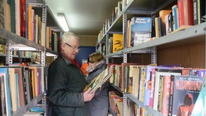 Bücher und Porzellan tauschen kann man im Bücher-Container am Bauhof in Weiden. Der Service ist kostenlos. 	Bild: Gabi Schönberger