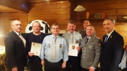 Langjährige Mitglieder der Reservistenkameradschaft Ammerthal werden geehrt (von links): stellvertretender Landesvorsitzender Werner Gebhard, Markus Lutter, Vorsitzender Peter Friedrichs, Gemeinderat Georg Paulus, Oberstabsfeldwebel Günter Hölldobler und davor Hauptmann Denis Richter, beide vom Logistikbataillon 5./472, sowie Vorsitzender Bertram Gebhard von der Kreisgruppe Mitte. 	Bild: oe