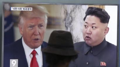 Ein Mann blickt in einer Bahnstation in Seoul auf einen Bildschirm, auf dem Bilder von US-Präsident Donald Trump und Nordkoreas Staatschef Kim Jong Un gezeigt werden. 	Bild: Ahn Young-Joon/dpa